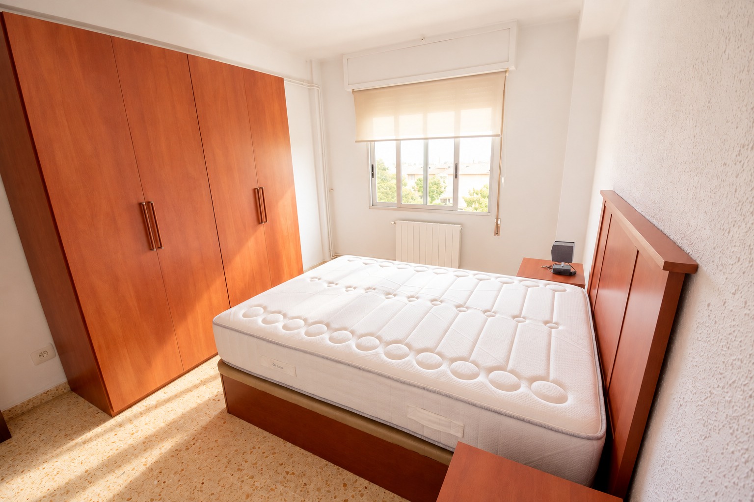 Dormitorio con luz natural