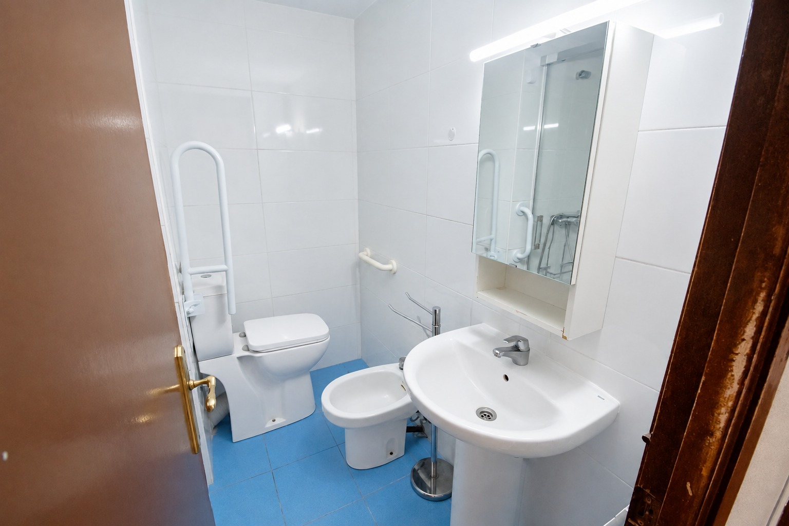 Baño adaptado con plato de ducha