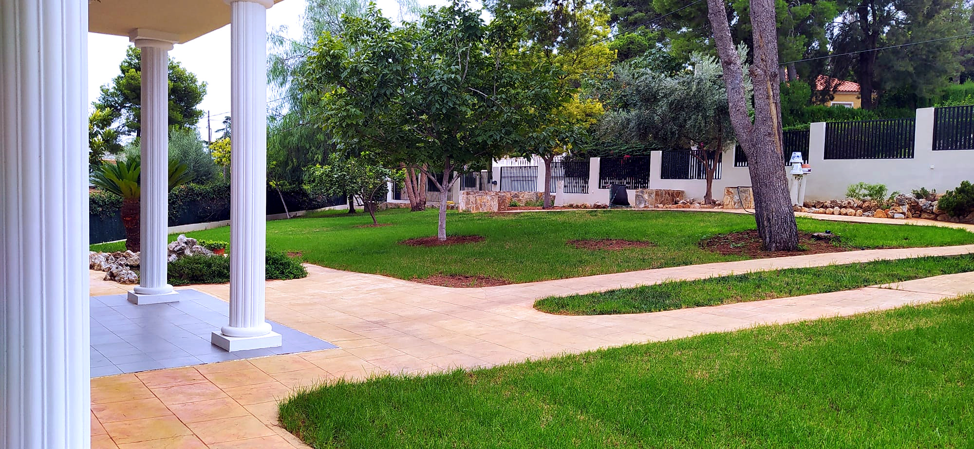 Jardín privado con zonas verdes