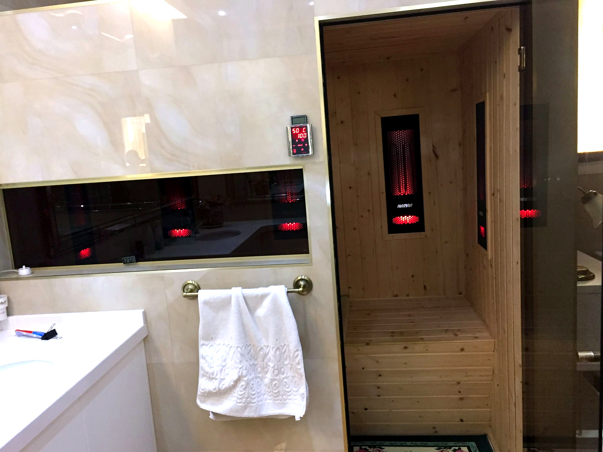 Sauna privada integrada en el baño