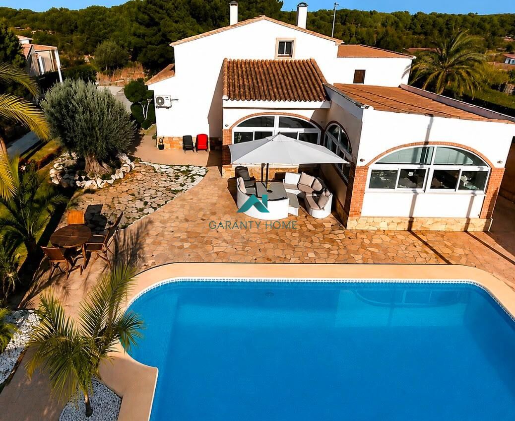 Chalet independiente con piscina privada y 7 habitaciones en Serra