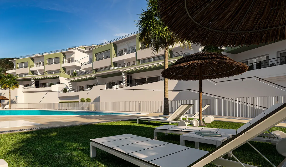 Solárium, jardines y piscina comunitaria de los apartamentos