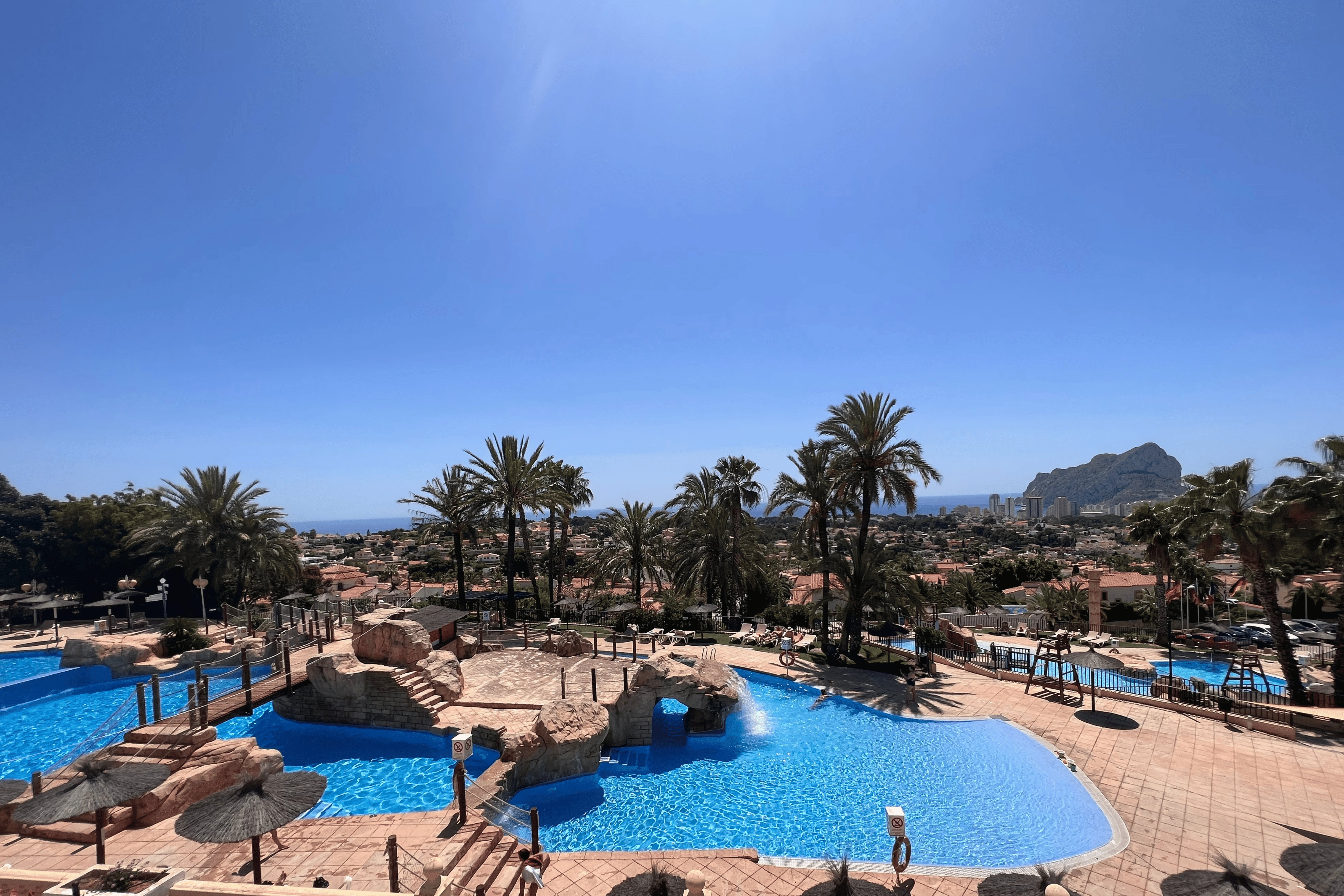 Bungalows y apartamentos con piscina en Calpe — imagen 3